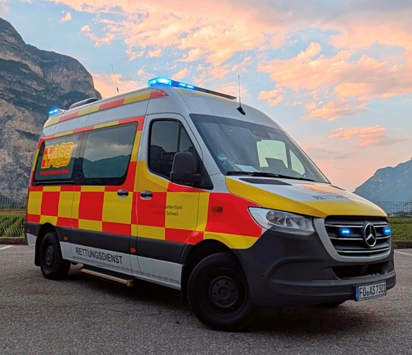 Sanitätsdienst I SEG.jpg KTW Neu.jpg